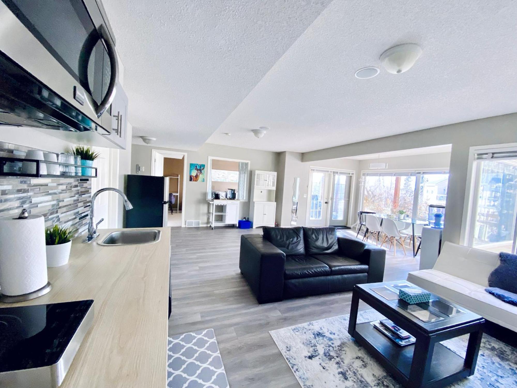 Private, Spacious, & Bright Home YYC Esterno foto